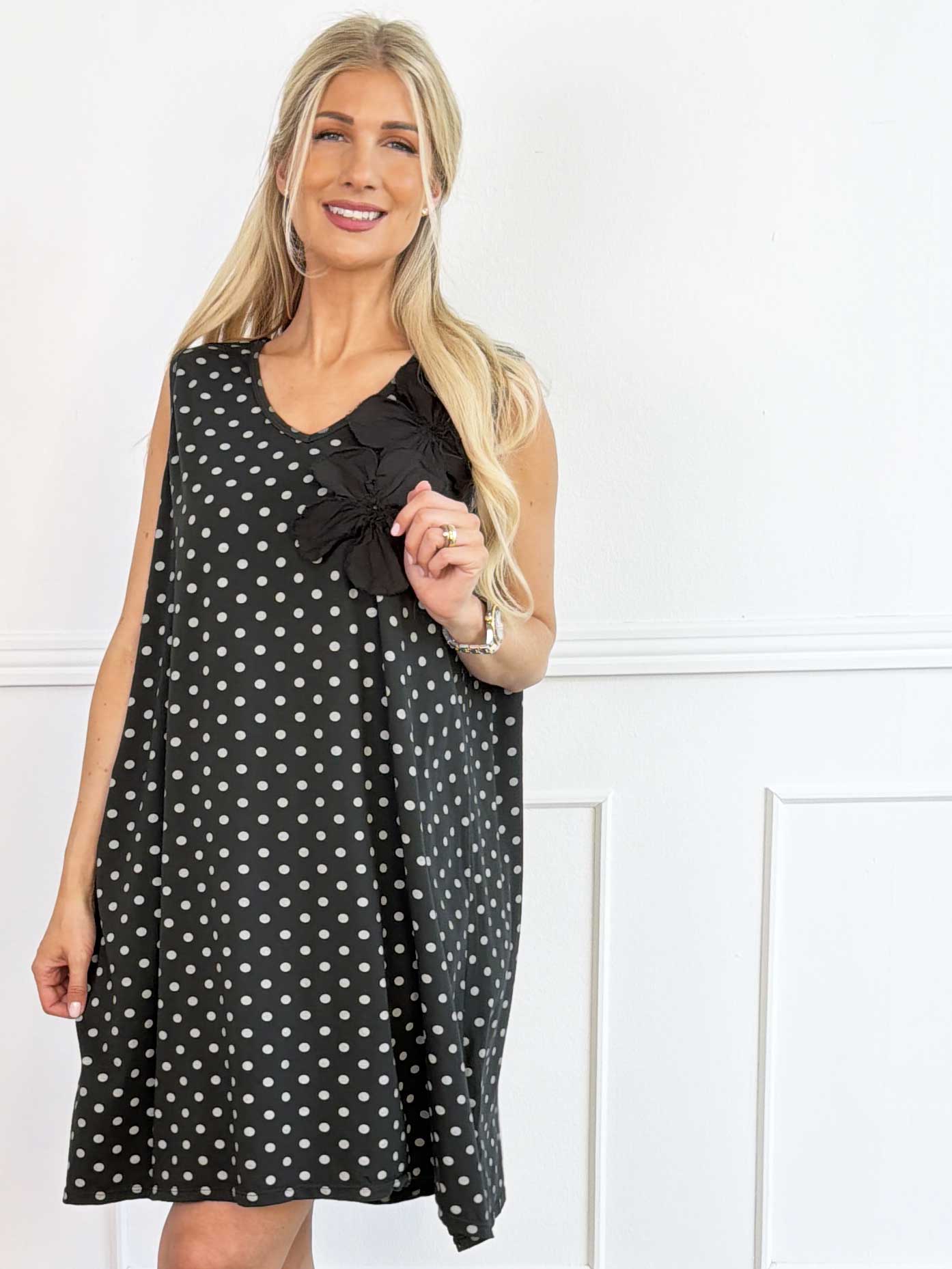 Maida - Plus size kjole i bomuld med prikker og fine blomster ved brystet